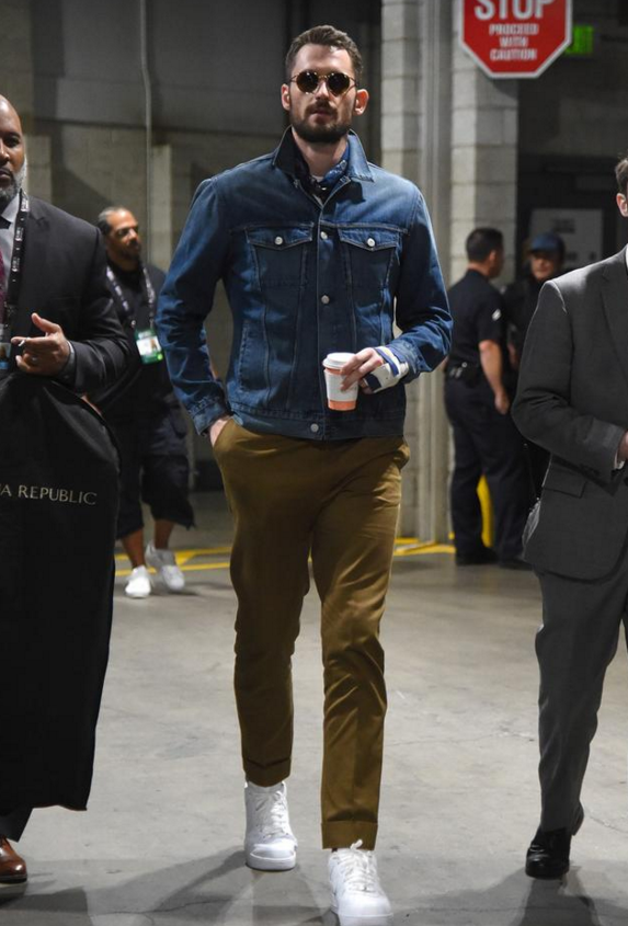 爱游戏-包含离谱！Scout在法国队比赛中高光表现夏洛特黄蜂调整名单备战全明星赛，费城76人围绕法甲临场应变的词条